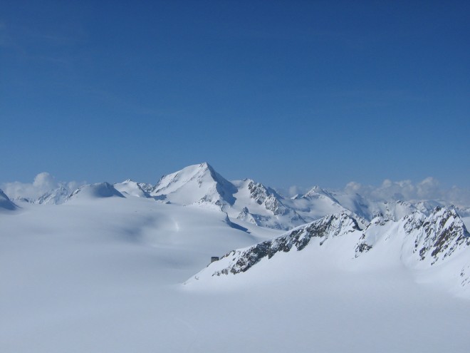 Blick vom Fluchtkogel nach Süden in Richtung Brandenburger Haus (Bildmitte) und Weißkugel