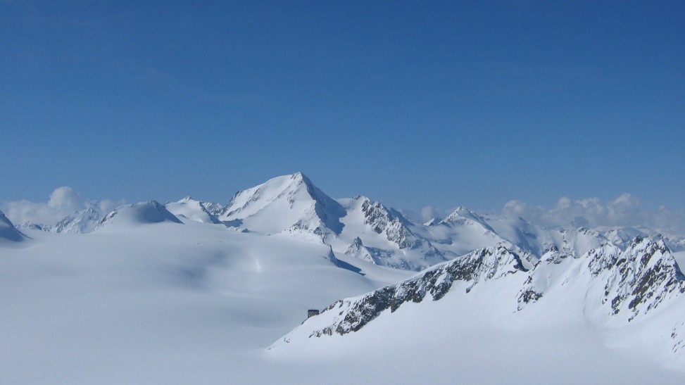 Blick vom Fluchtkogel nach Süden in Richtung Brandenburger Haus (Bildmitte) und Weißkugel